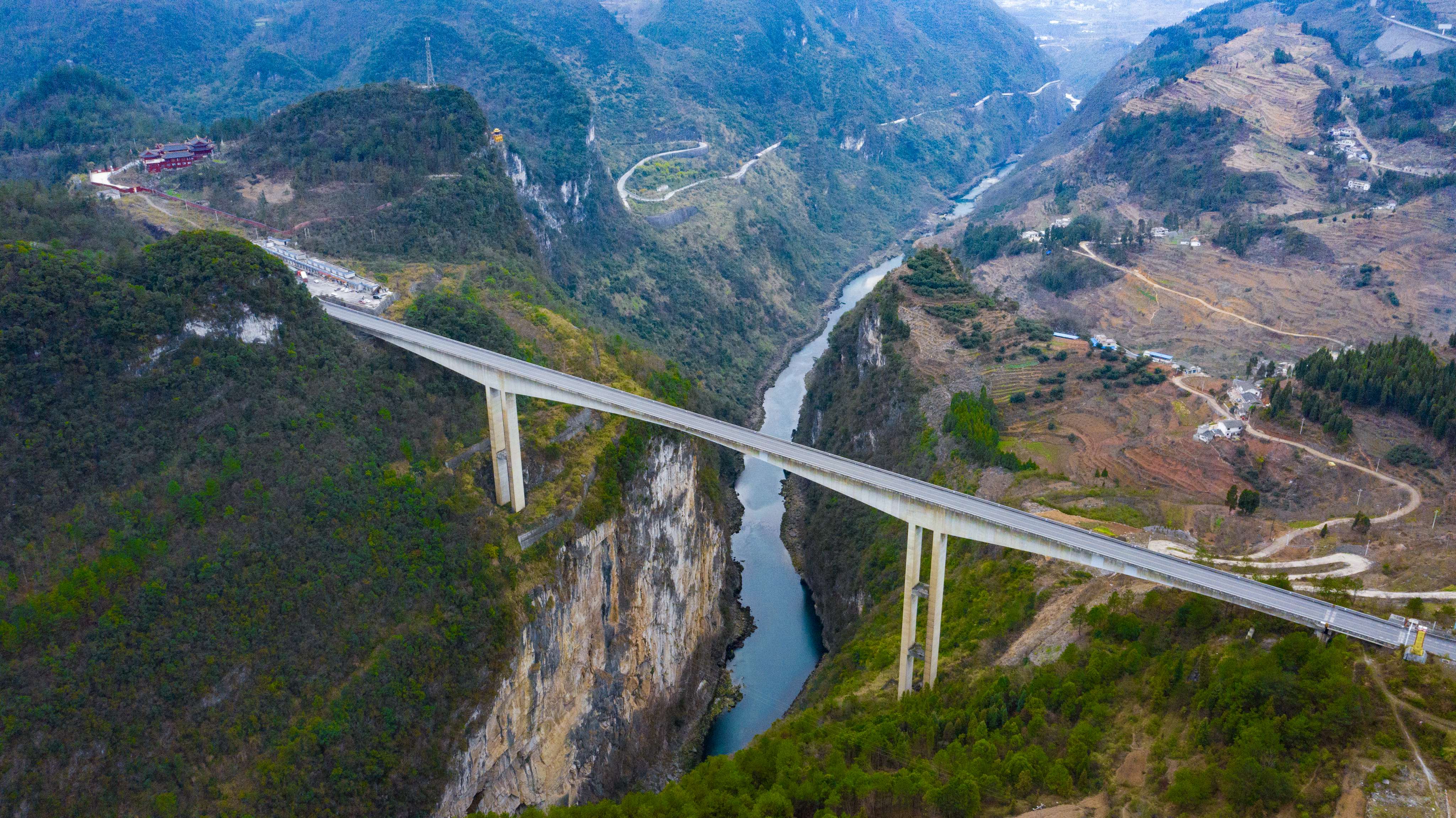 DJI_0818---貴陽(yáng)至畢節(jié)高等級(jí)公路六廣河大橋。貴州日?qǐng)?bào)天眼新聞?dòng)浾? 聞雙攝.JPG