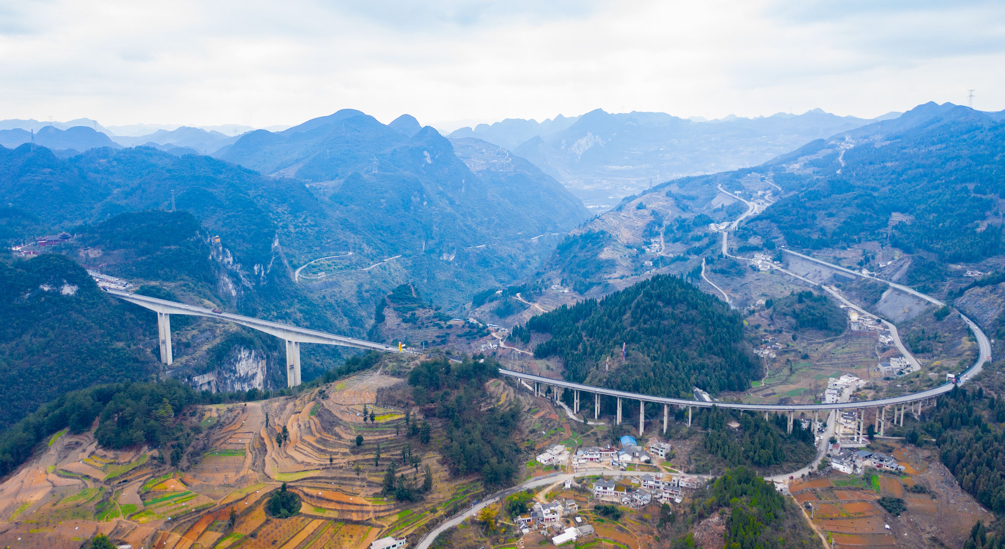 DJI_0813---貴陽(yáng)至畢節(jié)高等級(jí)公路六廣河大橋。貴州日?qǐng)?bào)天眼新聞?dòng)浾? 聞雙攝.JPG