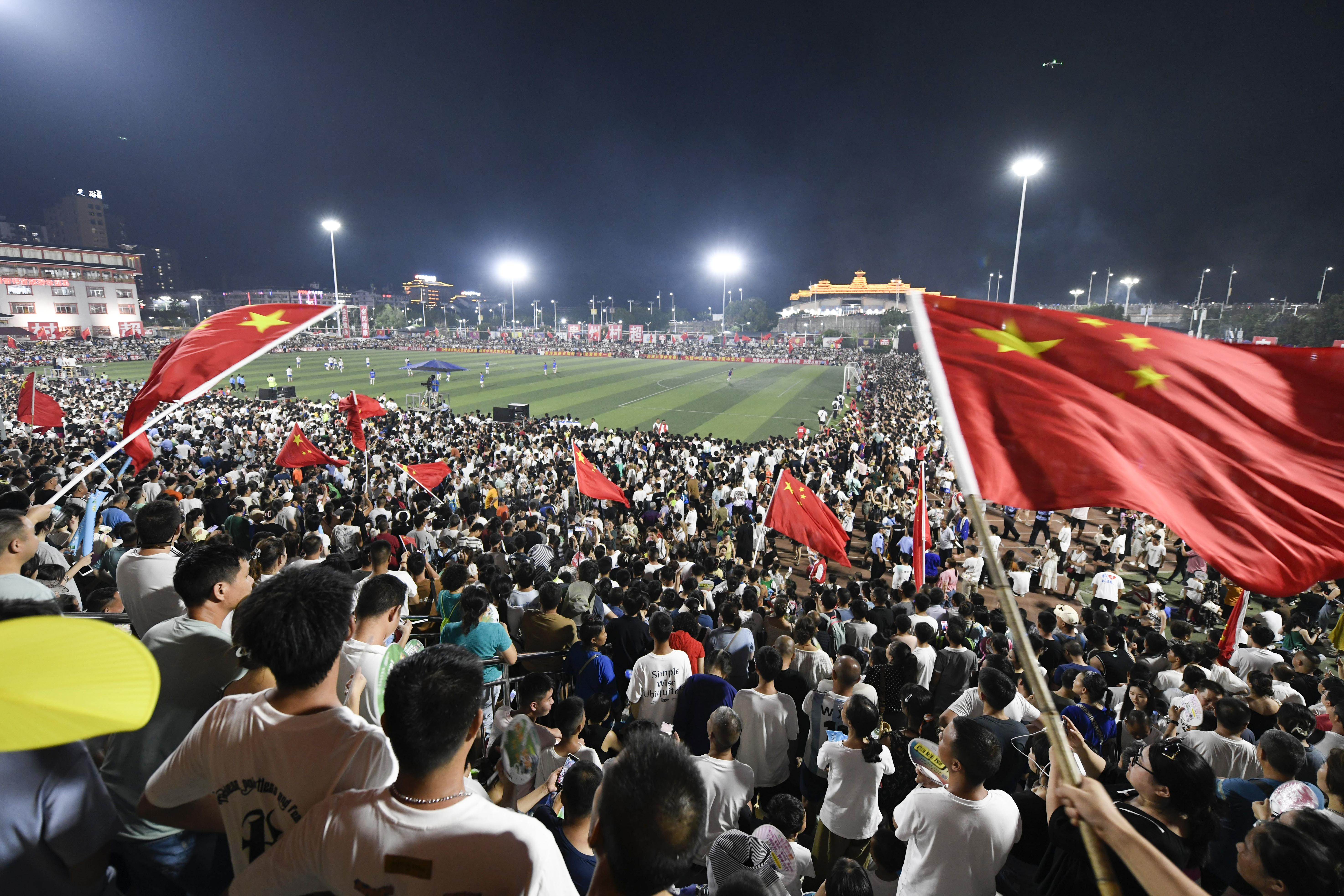 2023年7月29日，球迷在貴州省黔東南苗族侗族自治州榕江縣體育場(chǎng)觀看村超足球比賽。王超.JPG