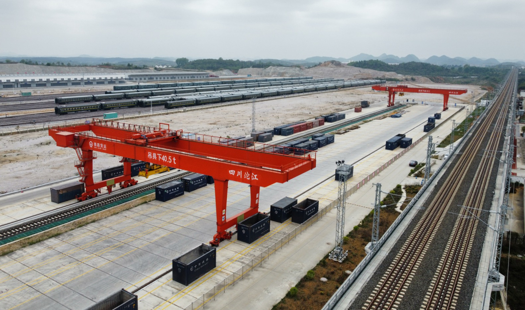 dji_fly_20240406------湖潮貨運(yùn)站位于貴陽(yáng)樞紐西南角，銜接川黔、黔桂、滬昆等干線，承擔(dān)貴昆至湖林支線客貨到發(fā)和調(diào)車(chē)作業(yè)。貴州日?qǐng)?bào)天眼新聞?dòng)浾?杜朋城 攝影.jpg
