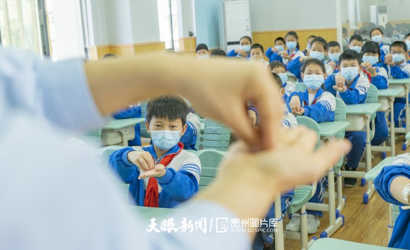 2022年4月7日，貴州省銅仁市萬山區(qū)人民醫(yī)院的醫(yī)務(wù)人員在給銅仁市第二十四小學(xué)的學(xué)生講解正確的洗手方法。（葉順強(qiáng) 攝）.jpg