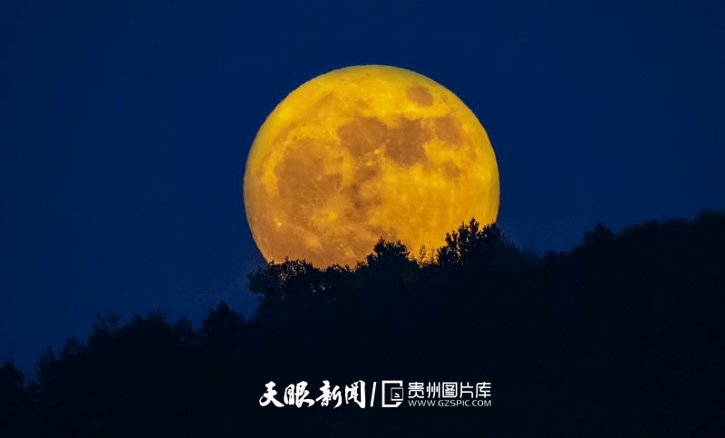 銅仁市萬山區(qū)上空“超級(jí)月亮”景觀。（葉順強(qiáng) 攝） .jpg
