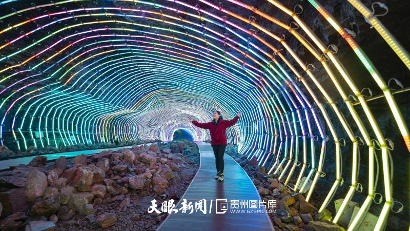 游客在貴州省銅仁市萬山區(qū)國家礦山公園“時(shí)光隧道”礦洞內(nèi)游玩。（葉順強(qiáng) 攝）.jpg