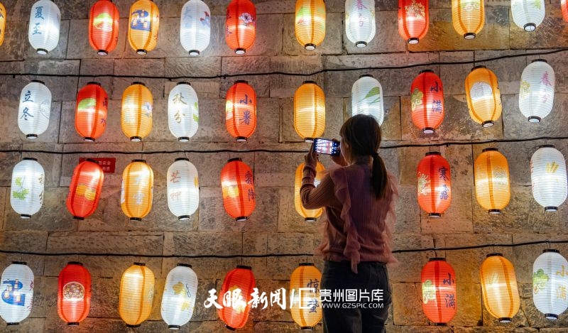 731487-2024年4月8日，游客在貴州省黔西南布依族苗族自治州興義市峰林布依景區(qū)拍照。.jpg