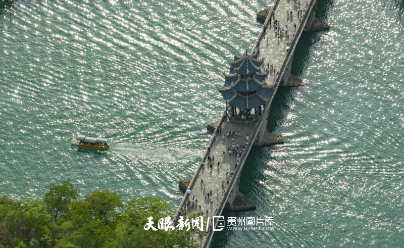608186-2023年4月30日，游客在貴州省黔東南苗族侗族自治州鎮(zhèn)遠(yuǎn)縣鎮(zhèn)遠(yuǎn)古城坐船游玩。.jpg