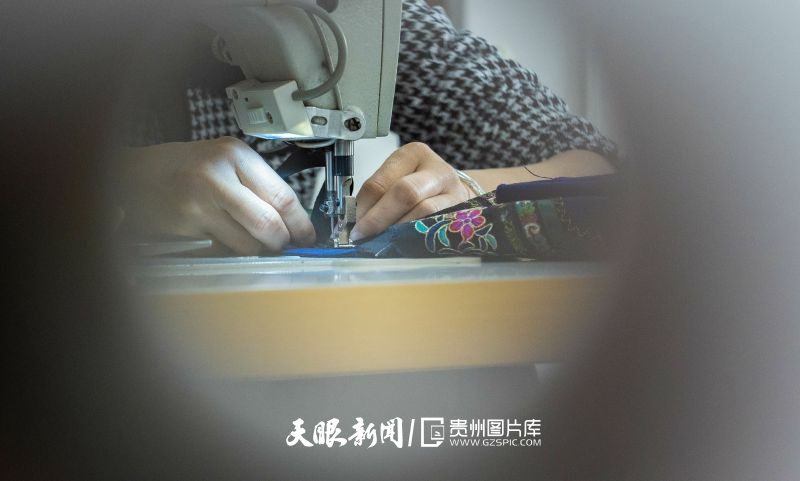 732248-2024年4月9日，貴州省黔西南州望謨縣一家民族服飾加工生產(chǎn)車間內(nèi)，工人在縫制傳統(tǒng)布依族服飾。.jpg