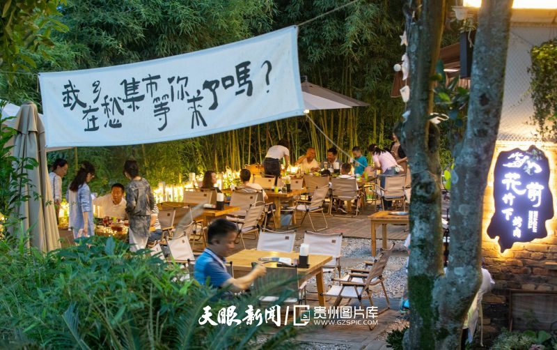 654726-9月8日，游客在貴州省黔西南州興義市萬峰林景區(qū)雙生村“鄉(xiāng)愁集市”游玩。.jpg