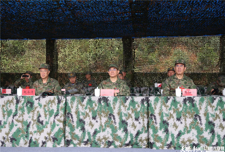 （審定）DPCL8664-2 - ----2024年7月31日，省委書(shū)記、省人大常委會(huì)主任、省軍區(qū)黨委第一書(shū)記徐麟，省委副書(shū)記、省長(zhǎng)、省國(guó)防動(dòng)員委員會(huì)主任李炳軍，省政協(xié)主席趙永清，省委副書(shū)記、省委政法委書(shū)記時(shí)光輝等集體參加“八一”軍事日活動(dòng)。圖為省黨政軍領(lǐng)導(dǎo)觀摩應(yīng)急救援、對(duì)抗射擊等活動(dòng)。貴州日?qǐng)?bào)天眼新聞?dòng)浾?杜朋城 攝影.jpg