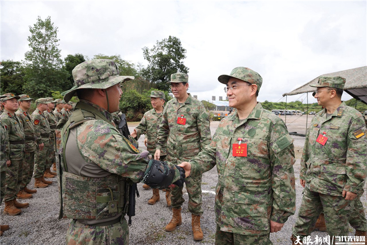 （審定）DPCL8988-2 - ----2024年7月31日，省委書(shū)記、省人大常委會(huì)主任、省軍區(qū)黨委第一書(shū)記徐麟，省委副書(shū)記、省長(zhǎng)、省國(guó)防動(dòng)員委員會(huì)主任李炳軍，省政協(xié)主席趙永清，省委副書(shū)記、省委政法委書(shū)記時(shí)光輝等集體參加“八一”軍事日活動(dòng)。圖為徐麟與官兵親切握手。貴州日?qǐng)?bào)天眼新聞?dòng)浾?杜朋城 攝影.jpg