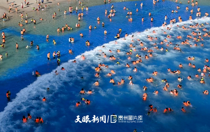787102-2024年8月14日，游客在貴州省清鎮(zhèn)市“四季貴州”極地冒險水世界沖浪戲水樂享清涼世界。.jpg
