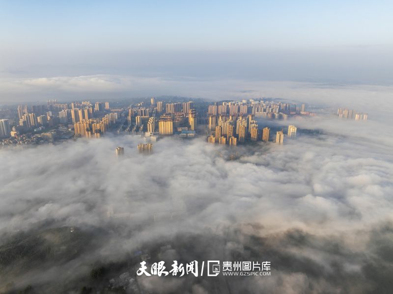 786966-初秋的威寧云海，宛如一幅淡雅的水墨畫卷.jpg