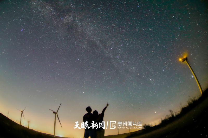 786594-8月14日，市民在貴陽市花溪區(qū)高坡鄉(xiāng)觀賞星空。.jpg