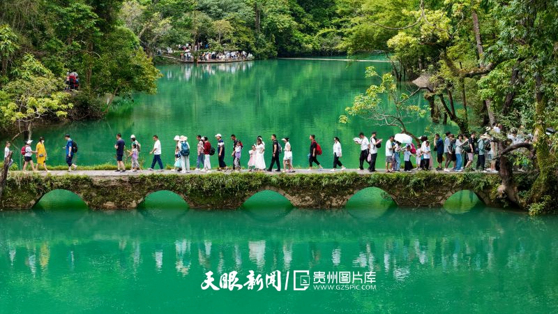 786221-2024年8月12日，游客在貴州省荔波小七孔風景區(qū)游玩（無人機照片）。.jpg
