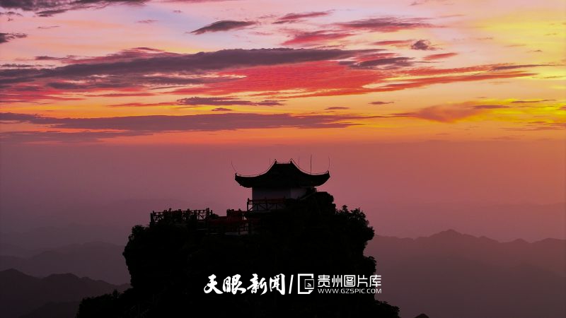 786261-2024年8月11日，在世界自然遺產地梵凈山景區(qū)拍攝的晚霞彩虹景觀。.jpg