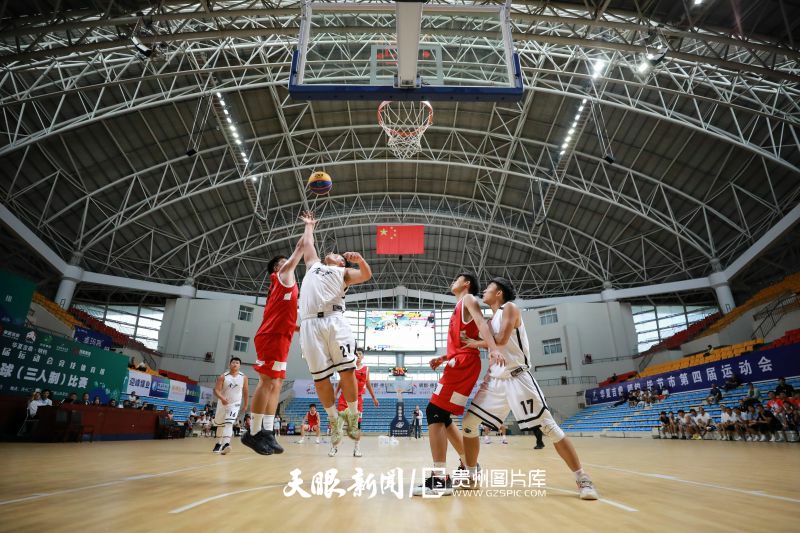 787482-8月16日，威寧代表隊和金沙代表隊選手在爭搶籃板球。.jpg