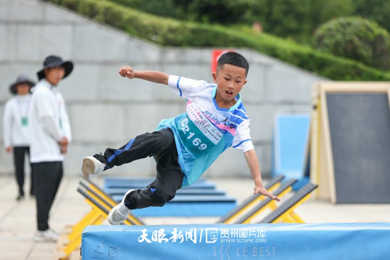787472-8月16日，選手在跑酷比賽中。.jpg